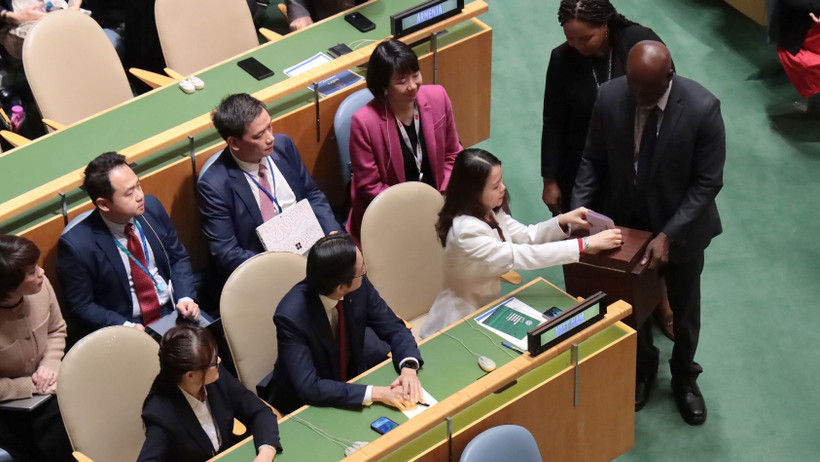 La viceministra de Relaciones Exteriores de Vietnam, Nguyen Minh Hang, emite su voto. (Foto: VNA)