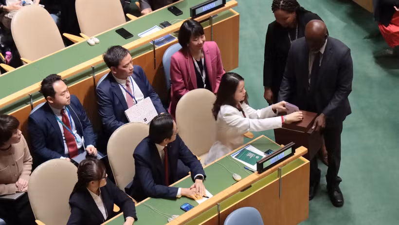 La viceministra de Relaciones Exteriores de Vietnam, Nguyen Minh Hang, emite su voto. (Foto: VNA)