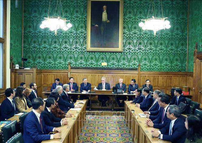 Durante el encuentro entre el secretario general To Lam y el Grupo Parlamentario multipartidista del Reino Unido para Vietnam en Londres (Foto: VNA)