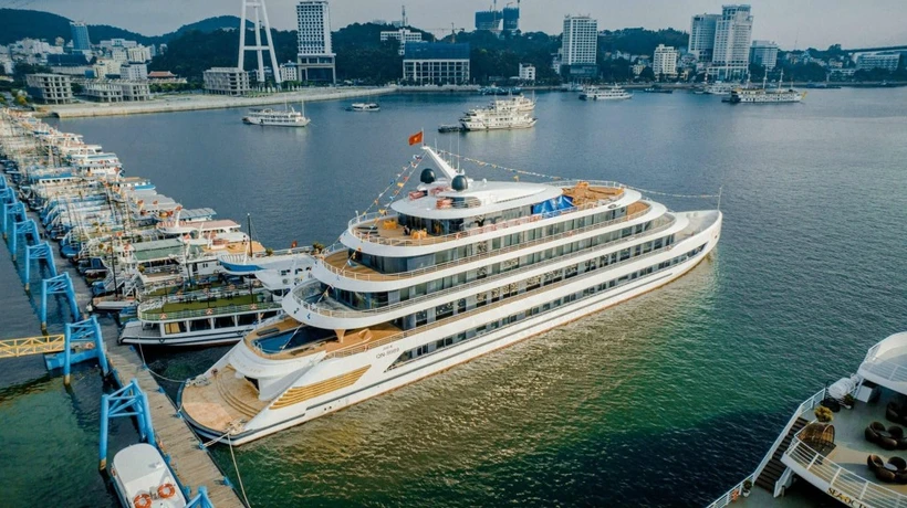 Numerosas empresas invierten en cruceros de lujo para atender a los turistas que visitan la bahía de Ha Long. (Foto: vdstravel.com)