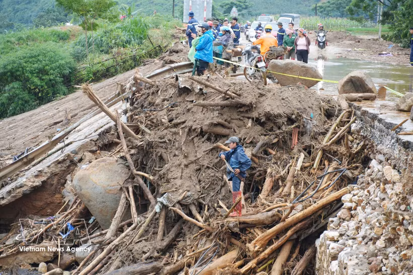 Numerosos restos de madera y leña quedaron acumulados tras el paso de las inundaciones. (Foto: VNA)