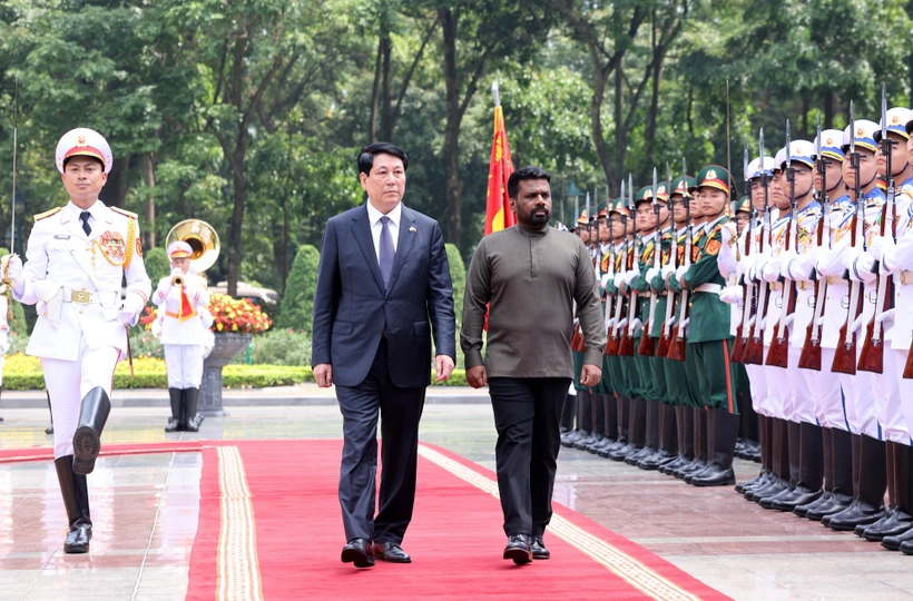 Los presidentes de Vietnam y Sri Lanka pasan revista a la guardia de honor del Ejército Popular de Vietnam. (Foto: VNA)