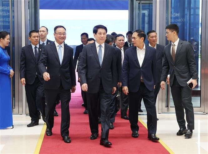 El presidente Luong Cuong inspecciona los preparativos para la ceremonia de apertura de firma de la Convención de las Naciones Unidas contra la Ciberdelincuencia (Convención de Hanoi) en el Centro Nacional de Convenciones. Foto: VNA