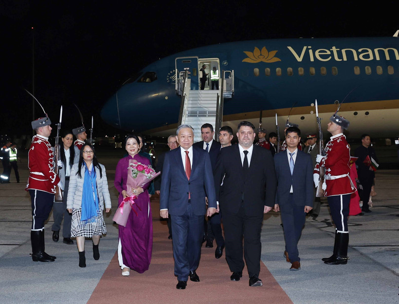 Ceremonia de bienvenida al secretario general To Lam y su esposa en el Aeropuerto Internacional de Sofía. (Foto: VNA)
