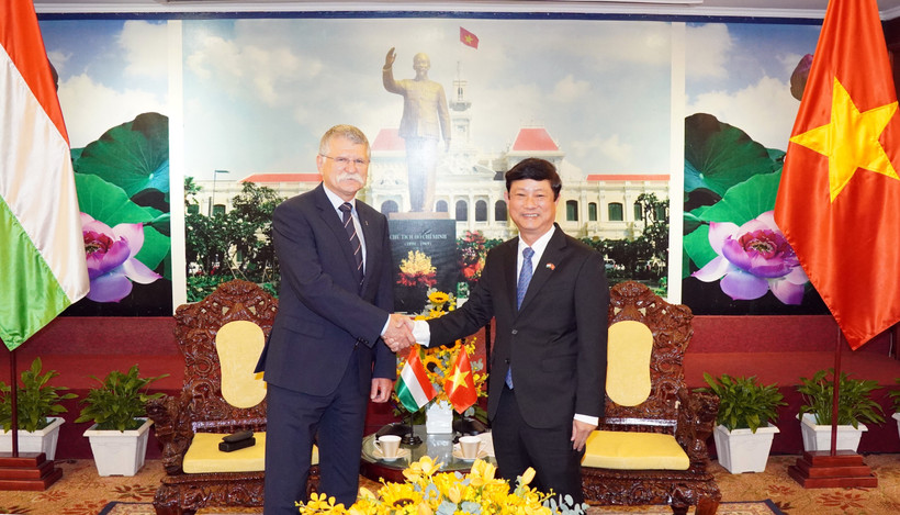 Vo Van Minh, subsecretario del Comité del Partido y presidente del Consejo Popular de Ciudad Ho Chi Minh, recibe al presidente de la Asamblea Nacional de Hungría, Kover Laszlo. (Foto: VNA)