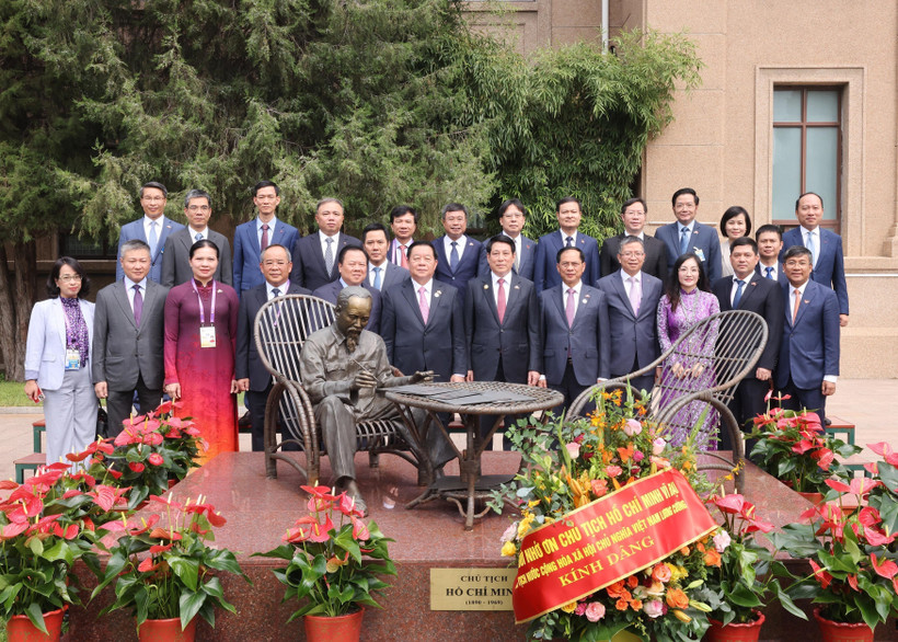 El presidente Luong Cuong y funcionarios y personal de la Embajada de Vietnam en China junto a la estatua del Presidente Ho Chi Minh. (Foto: VNA)