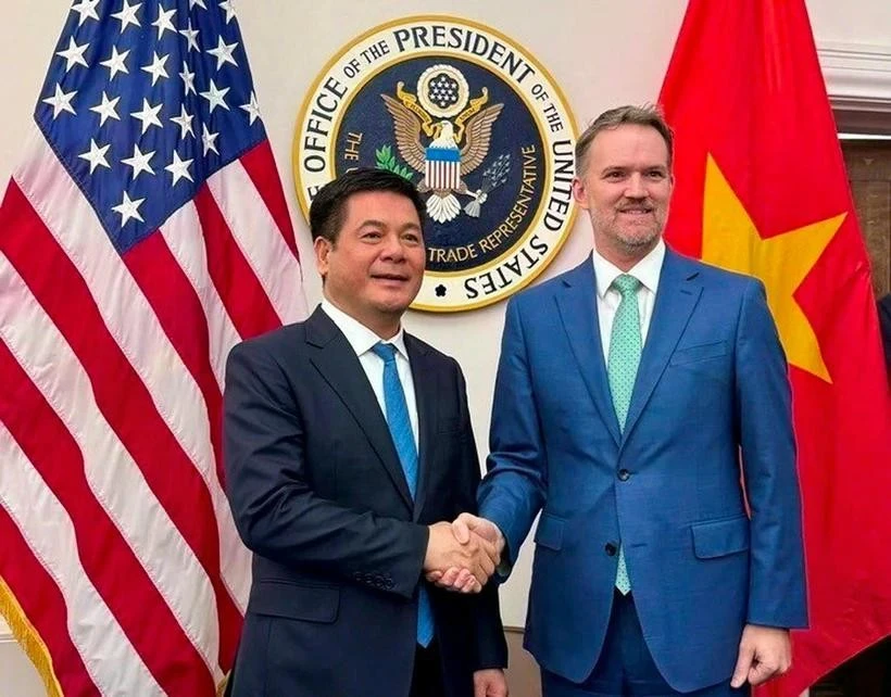 El ministro de Industria y Comercio, Nguyen Hong Dien, y el representante comercial de Estados Unidos, Jamieson Greer. (Foto: VNA)