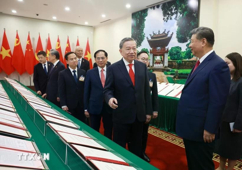 El secretario general del Partido Comunista de Vietnam, To Lam y el secretario general del Partido Comunista y presidente de China, Xi Jinping, presencian la exhibición de documentos de cooperación entre los dos países. (Foto: VNA)