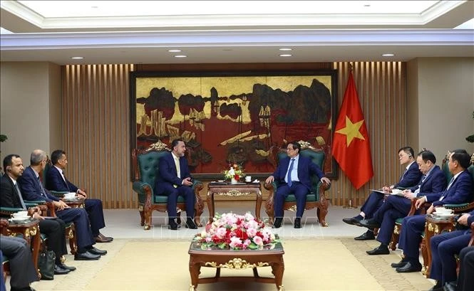 Durante el encuentro entre el primer ministro vietnamita, Pham Minh Chinh, y el vicepresidente de la Autoridad de Inversiones de Omán, Sheikh Nasser bin Suliman Al Harthi. (Foto: VNA)