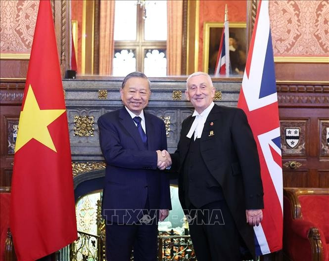 El secretario general del Partido Comunista de Vietnam, To Lam, y el presidente de la Cámara de los Comunes del Reino Unido, Lindsay Hoyle. (Foto: VNA)