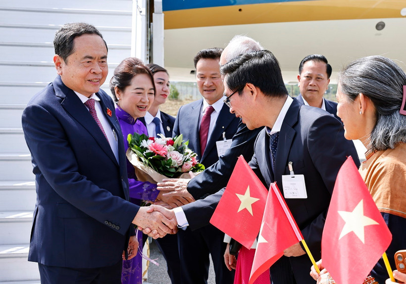 Funcionarios y personal de la Embajada, junto con la comunidad vietnamita en Suiza, reciben al presidente de la Asamblea Nacional, Tran Thanh Man, y a su esposa en el aeropuerto internacional de Ginebra. (Foto: VNA) 