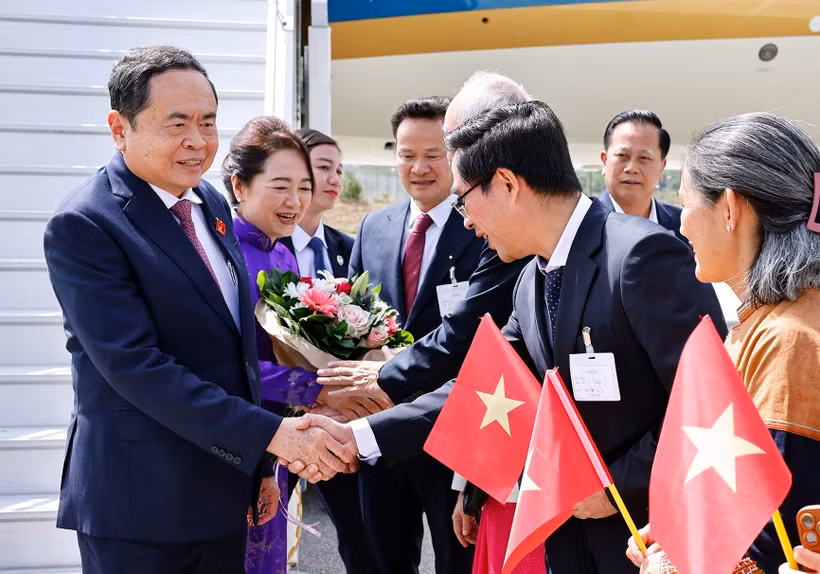 Funcionarios y personal de la Embajada, junto con la comunidad vietnamita en Suiza, reciben al presidente de la Asamblea Nacional, Tran Thanh Man, y a su esposa en el aeropuerto internacional de Ginebra. (Foto: VNA) 