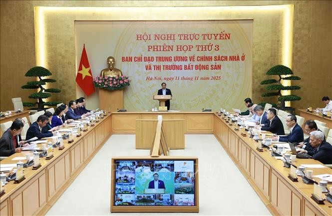 El primer ministro de Vietnam, Pham Minh Chinh, preside la tercera reunión del Comité Directivo Central sobre políticas de vivienda y el mercado inmobiliario. (Foto: VNA)