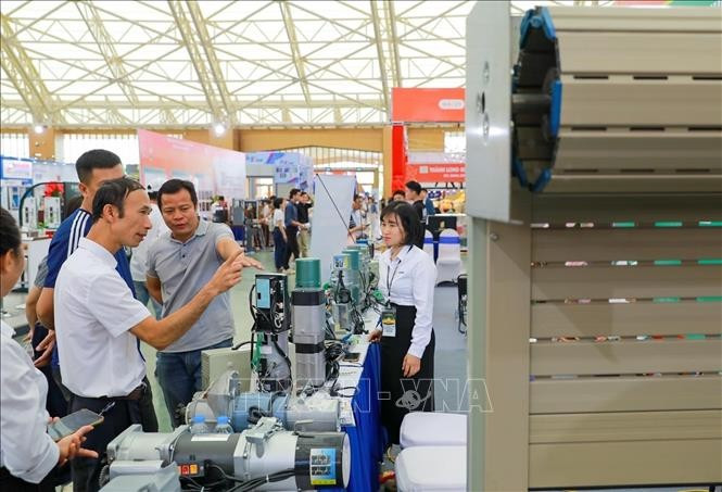 Visitantes recorren los stands en la Exposición Internacional de la Industria de Puertas de Vietnam 2025. (Foto: VNA)