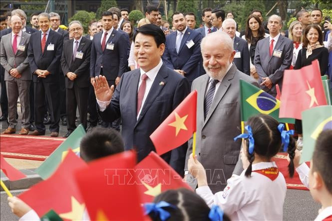 Niños de Hanoi dan la bienvenida al presidente brasileño, Luiz Inácio Lula da Silva, en la mañana del 28 de marzo de 2025. (Foto: VNA)