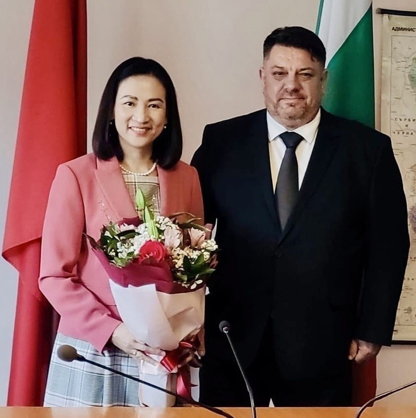 La embajadora de Vietnam en Bulgaria, Nguyen Thi Minh Nguyet, y Atanas Zafirov, viceprimer ministro y presidente del BSP (Foto: VNA)