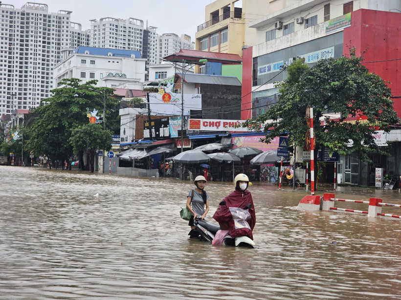 La gente tiene dificultades para desplazarse en la intersección de Phu Thai y Quang Trung, en el barrio de Phan Dinh Phung, provincia de Thai Nguyen. (Foto: VNA)