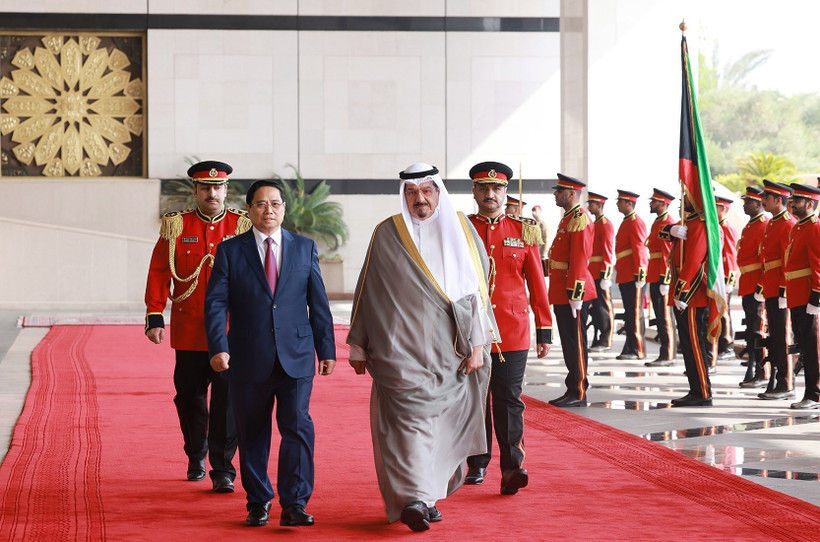 El primer ministro de Kuwait, el jeque Ahmad Abdullah Al-Ahmad Al-Sabah, preside la ceremonia de bienvenida a su homólogo de Vietnam, Pham Minh Chinh. (Foto: VNA)