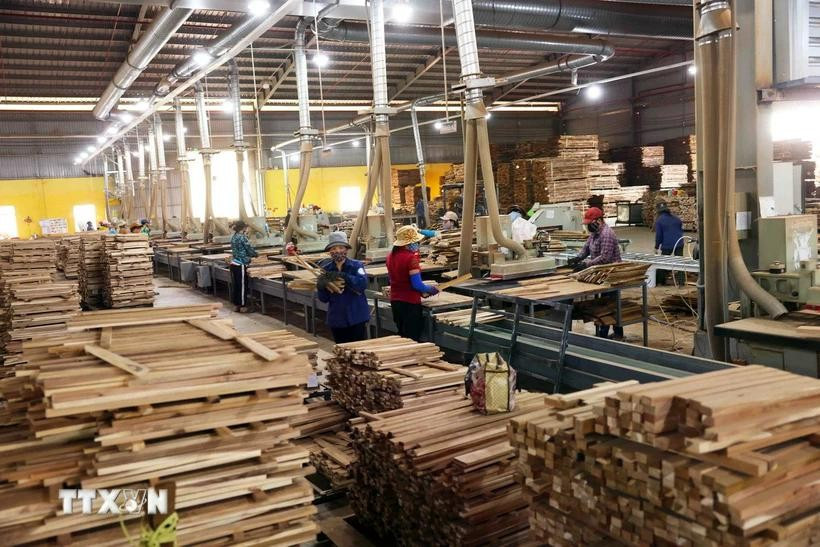 Productos de muebles de madera para exportación en la fábrica de Duc Toan Binh Dinh en la zona económica de Nhon Hoi, ciudad de Quy Nhon. (Foto: VNA)