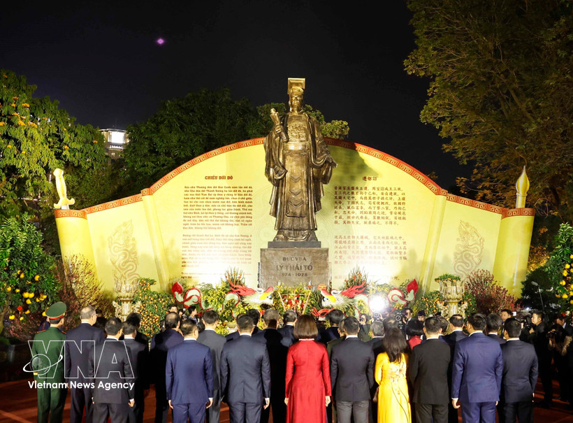 El secretario general To Lam, junto a otros delegados, realiza una ofrenda de incienso en el Monumento al rey Ly Thai To, en Hanoi. (Foto: VNA)