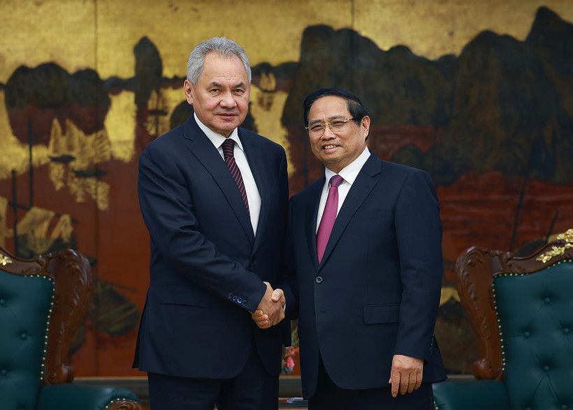 El primer ministro vietnamita, Pham Minh Chinh, se reúne con Sergey Shoigu, secretario del Consejo de Seguridad de la Federación de Rusia. (Foto: VNA)