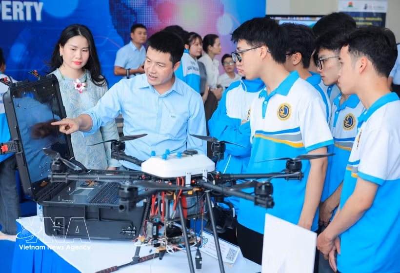 Estudiantes recorren el área de exhibición de productos de ciencia y tecnología en el marco del coloquio entre el Director General de la Organización Mundial de la Propiedad Intelectual (OMPI/WIPO) y la juventud vietnamita, celebrado en septiembre de 2025. (Foto: VNA)