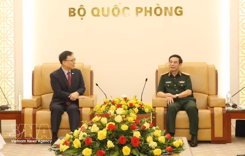El ministro de Defensa vietnamita, general Phan Van Giang, y el embajador surcoreano Choi Young Sam. (Fuente: VNA)