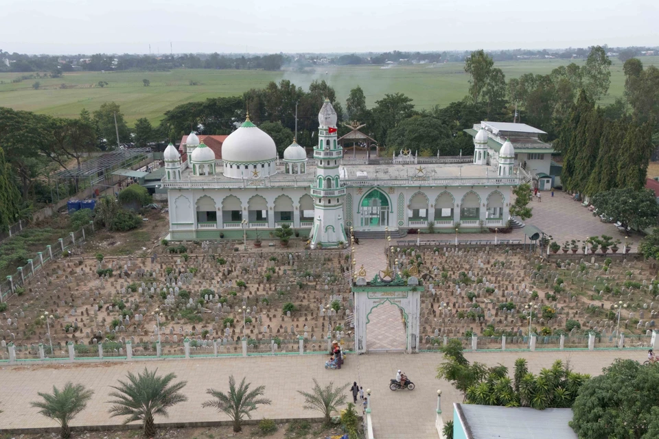 La mezquita Masjid Jamiul Azhar de la comunidad islámica del pueblo Cham en la comuna de Chau Phong, ciudad de Tan Chau, provincia de An Giang. Foto: VNA