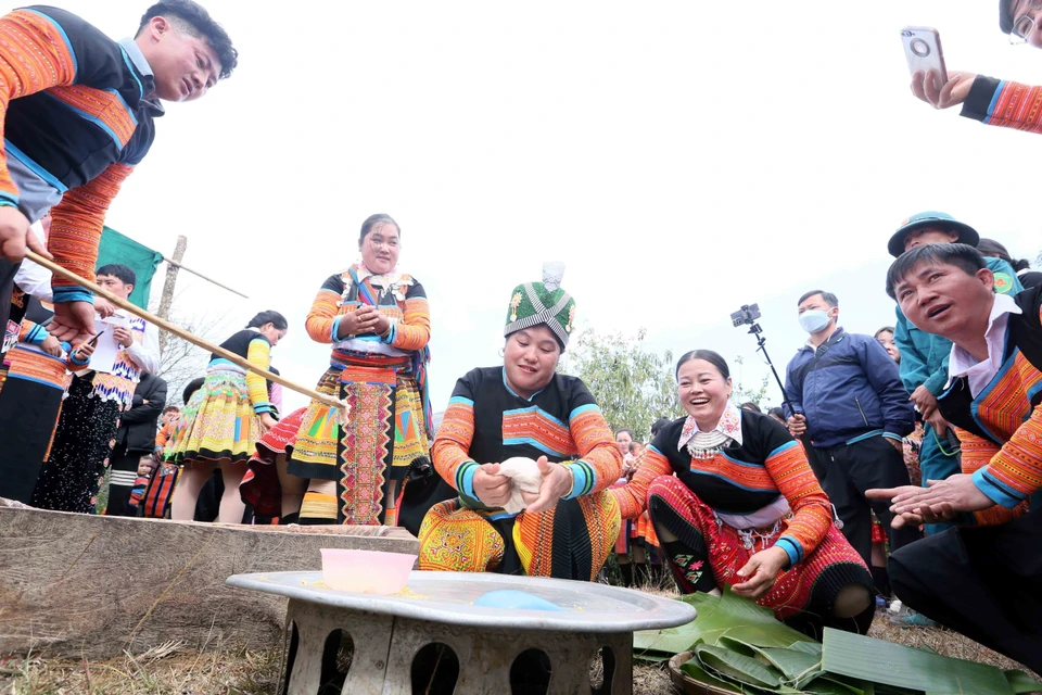 Concurso de la elaboración de “banh day” (pastel de arroz glutinoso) en la festividad tradicional del pueblo étnico Mong en la comuna de Hua Nhan, distrito de Bac Yen. Foto: VNA