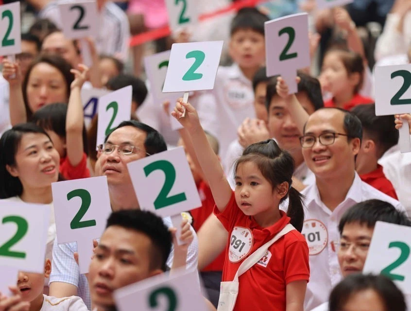 Los niños de preescolar y sus padres participaron emocionados en la ronda inicial de “Super Tots 2024”, el concurso bilingüe inglés – vietnamita. Foto: VNA