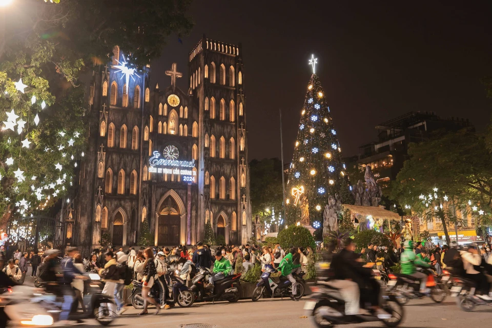 Un gran número de católicos, residentes locales y turistas se acercan al recinto de la Catedral de San José en Hanoi en el umbral de la Navidad. Foto: VNA