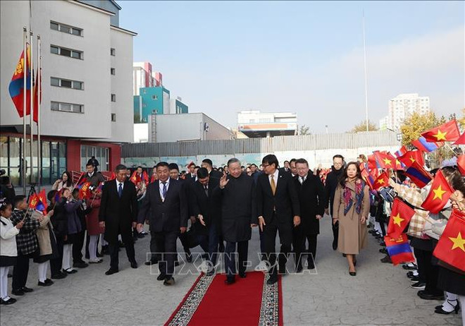 El secretario general del Partido Comunista y presidente de Vietnam, To Lam visita la escuela internivel número 14 que lleva el nombre del Presidente Ho Chi Minh (Fuente: VNA) hình_ảnh (2).jpg