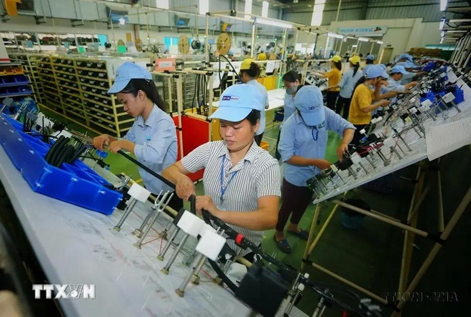Producción de componenetes electrónicos en una empresa de inversión india en la provincia norteña vietnamita de Vinh Phuc (Fuente: VNA) vnando.jpg.webp