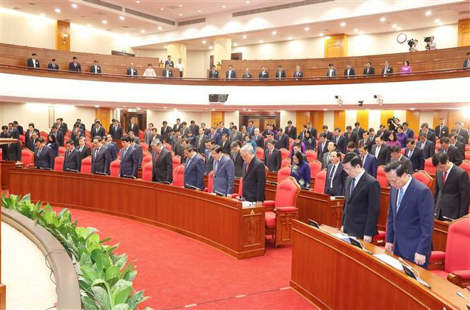 Los delegados guardan un minuto de silencio en honor a los civiles y oficiales que perdieron su vida a causa del supertifón Yagi (Fuente: VNA) Ảnh_2.jpg