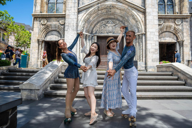 Turistas surcoreanas toman foto con artistas internacionales en Sun World Ba Na Hills 3.jpg