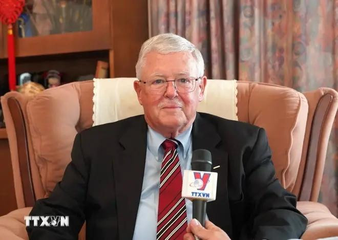 El profesor australiano Carl Thayer en la entrevista (Fuente: VNA) giao-su-australia-resize-4118.jpg.webp