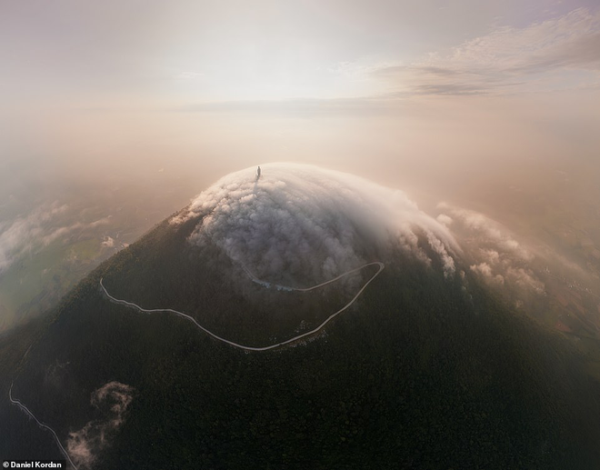 La cima de la montaña Ba Den a través de la lente de Daniel Kordan (Fuente: Daniel Kordan/Daily Mail) sun4.png