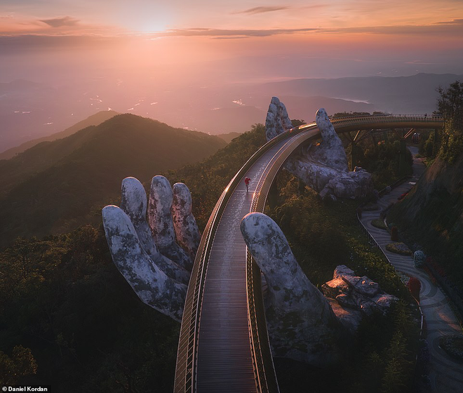 La bella foto capta el Puente Dorado en Da Nang, publicada en Daily Mail (Fuente: Daniel Kordan/Daily Mail) sun1.png