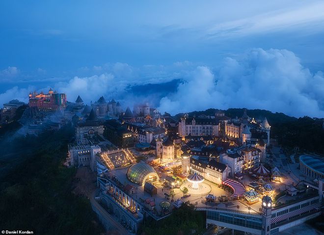 El centro turístico Sun World Ba Na Hills en la hora azul (Fuente: Daniel Kordan/Daily Mail) sun3.png