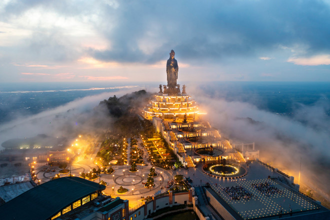 La estatua de Buda Tay Bo Da Son en la cima de Ba Den sun5.jpg