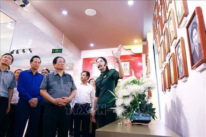 El primer minsitro Pham Minh Chinh visita la exposición sobre los 60 mártires jóvenes de la Compañía 915, Equipo 91 Bac Thai (Fuente: VNA) mcihinh2.jpg
