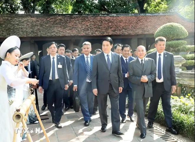 El presidente de Vietnam, Luong Cuong, y el rey de Camboya, Norodom Sihamoni, visitan el Templo de la Literatura. (Fuente: VNA) luong-cuong-norodom-3-6827.jpg.webp