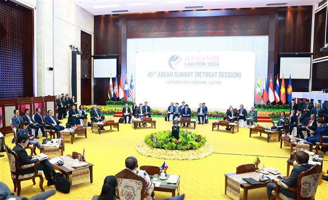 En la reunión restringida entre líderes de los países de ASEAN y Timor Leste en el marco de la 45 Cumbre de la ASEAN (Fuente: VNA) vna_potal_thu_tuong_pham_minh_chinh_phat_bieu_tai_phien_hop_hep_hoi_nghi_cap_cao_asean_lan_thu_45_7641496.jpg
