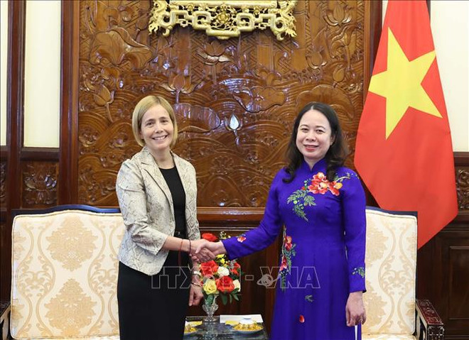 La presidenta interina de Vietnam, Vo Thi Anh Xuan y la embajadora del Perú, Patricia Yolanda Ráez Porto Carrrero (Fuente: VNA) uuid=ACE3178A-40A0-45EC-9D2B-BDDED306C017&library=1&type=1&mode=1&loc=true&cap=true.jpg