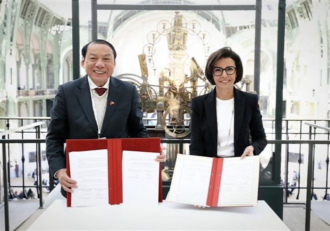 Ambas partes firman un programa de cooperación cultural entre los dos ministerios para el período 2024-2028 (Fuente: VNA) vna_potal_hop_tac_van_hoa_la_dong_luc_phat_trien_quan_he_doi_tac_chien_luoc_viet_-_phap_7638629.jpg