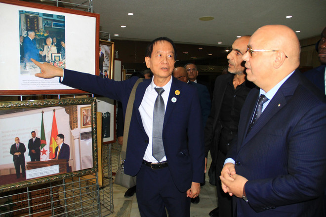 Los delegados visitan la exposición fotográfica sobre los hitos en las relaciones bilaterales (Fuente: VNA) vna_potal_chien_thang_dien_bien_phu_-_cau_noi_giup_viet_nam_va_algeria_chia_se_qua_khu_huong_toi_tuong_lai_7686865.webp