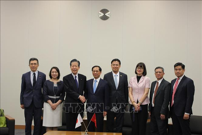 El canciller vietnamita y la junta directiva del Partido japonés Komeito (Fuente: VNA) uuid=F518BD09-BA77-4740-A112-1B858A00827B&library=1&type=1&mode=1&loc=true&cap=true.jpg