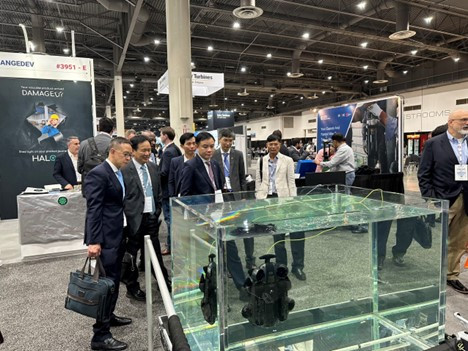 La delegación vietnamita visita una exhibición en el marco de la OTC 2024 (Fuente: pvn.vn) OTC 2.jpg