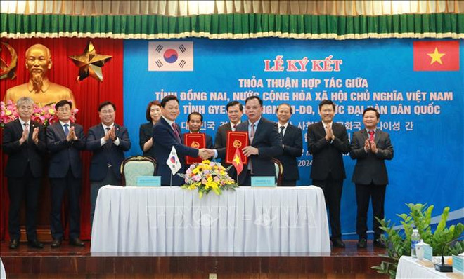 En la firma del acuerdo entre las provincias de Dong Nai y Gyeongnam (Fuente: VNA) dong-nai-hq-020524.jpg
