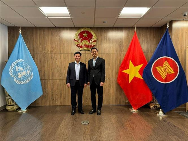 El embajador Dang Hoang Giang (derecha) y el subdirector de la Academia de Seguridad Pública Popular, Nguyen Truong Tho (Fuente: VNA) vna_potal_phai_doan_thuong_truc_viet_nam_tai_lhq_lam_viec_voi_doan_cong_tac_cua_hoc_vien_an_ninh_nhan_dan_7384917.jpg